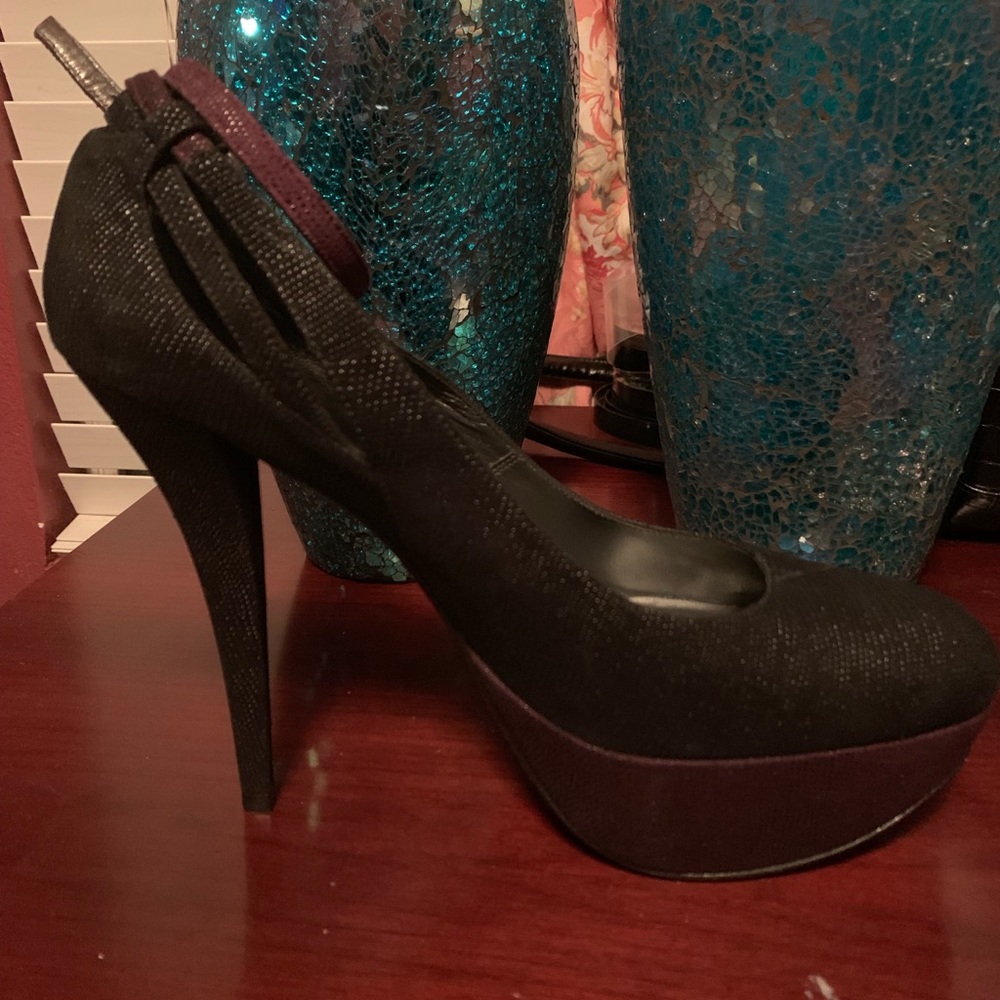 Black pumps